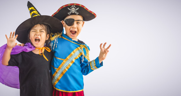 barn klædt ud som pirat